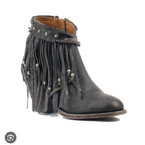 Lucchese ankle fringe booties size 8.5